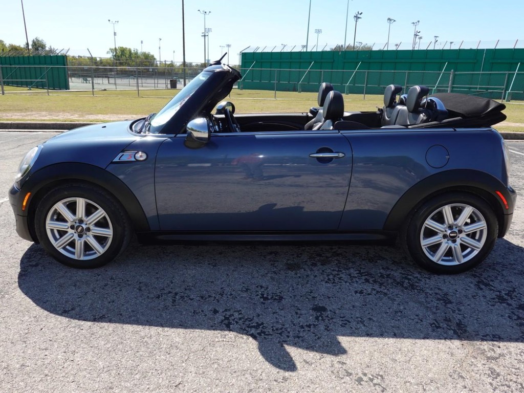 MINI Cooper Convertible Vehicle Full-screen Gallery Image 04