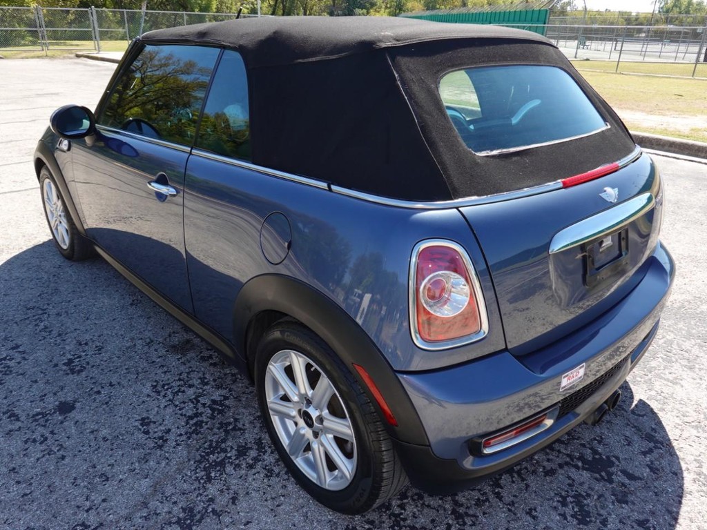 MINI Cooper Convertible Vehicle Full-screen Gallery Image 05