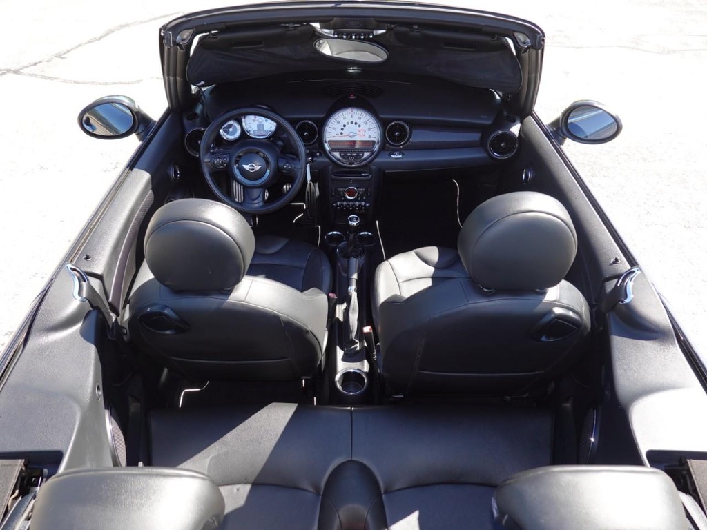MINI Cooper Convertible Vehicle Full-screen Gallery Image 07