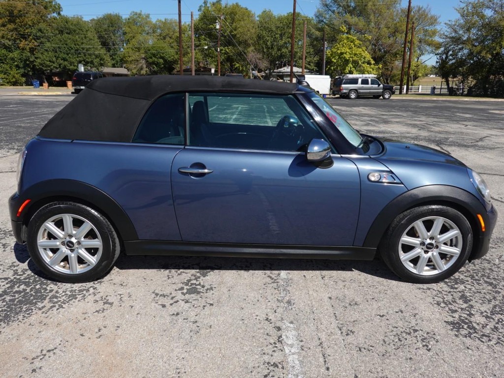 MINI Cooper Convertible Vehicle Full-screen Gallery Image 09