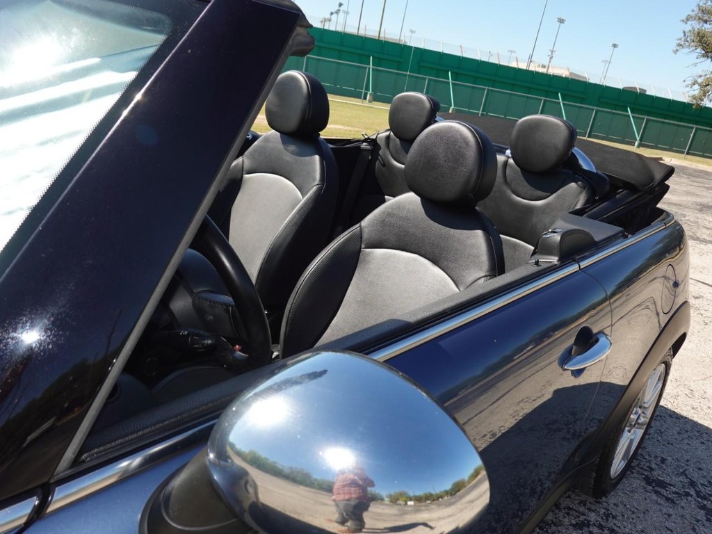 MINI Cooper Convertible Vehicle Full-screen Gallery Image 11