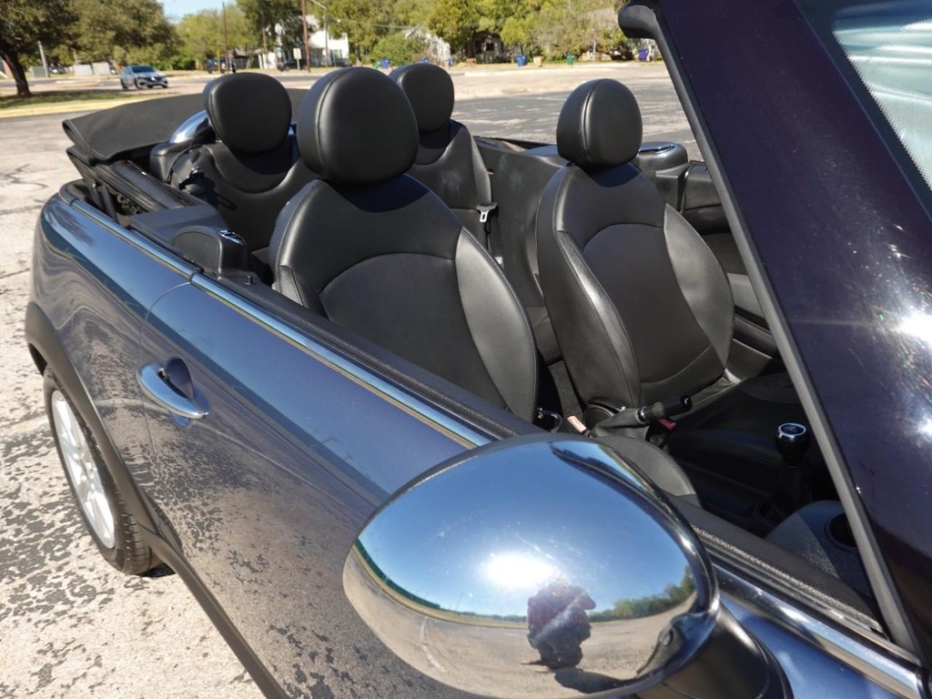 MINI Cooper Convertible Vehicle Full-screen Gallery Image 12