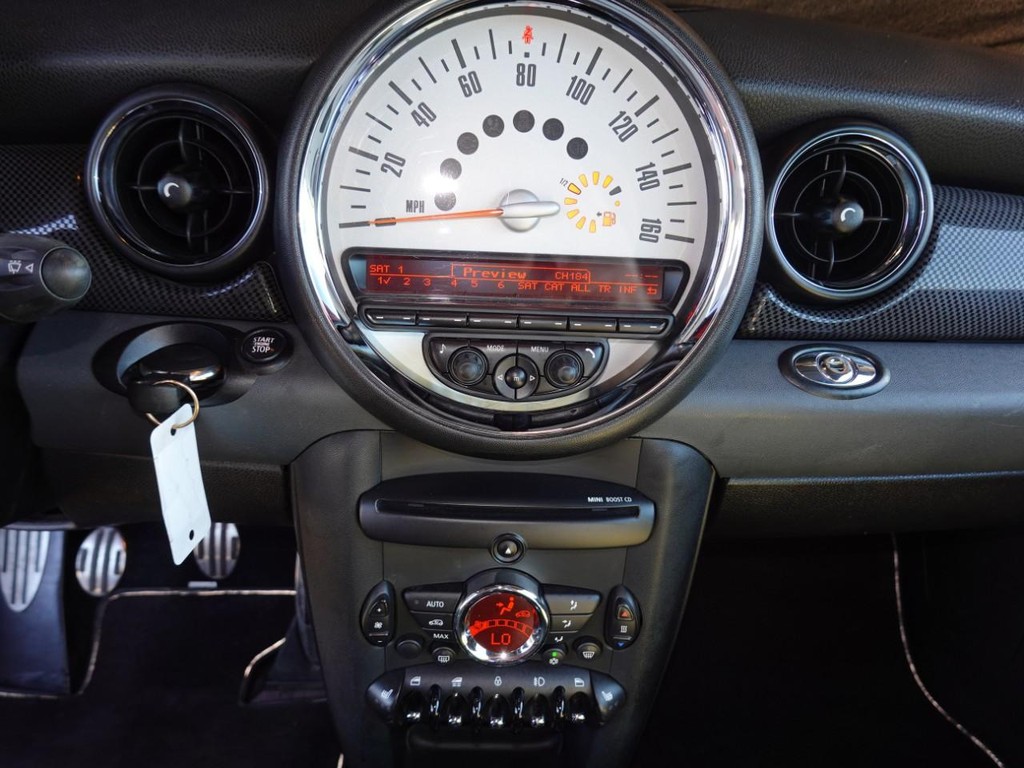 MINI Cooper Convertible Vehicle Full-screen Gallery Image 15