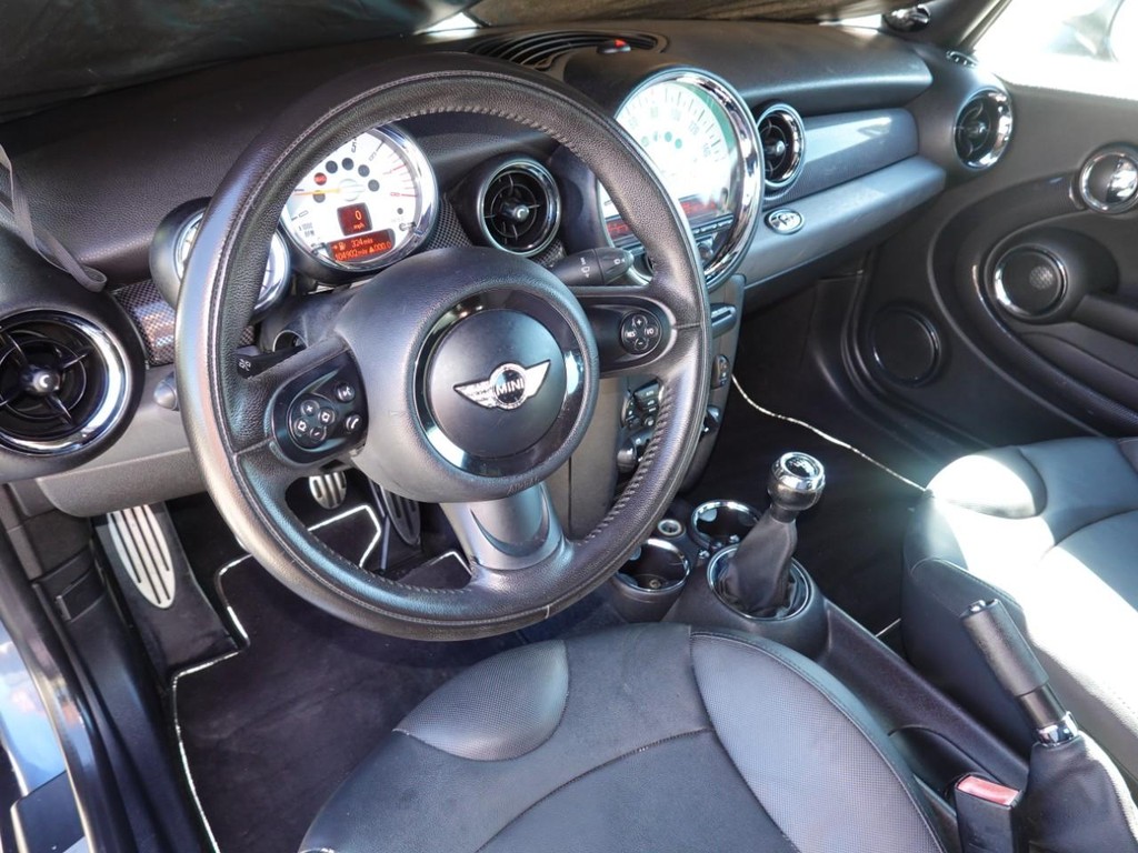 MINI Cooper Convertible Vehicle Full-screen Gallery Image 17