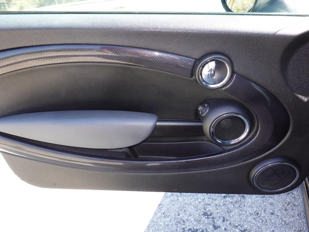 MINI Cooper Convertible Vehicle Full-screen Gallery Image 18