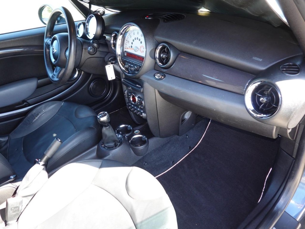 MINI Cooper Convertible Vehicle Full-screen Gallery Image 20