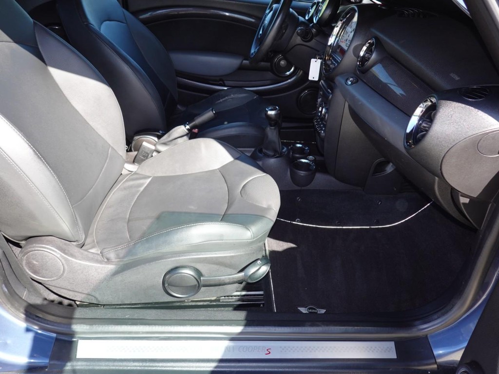 MINI Cooper Convertible Vehicle Full-screen Gallery Image 21