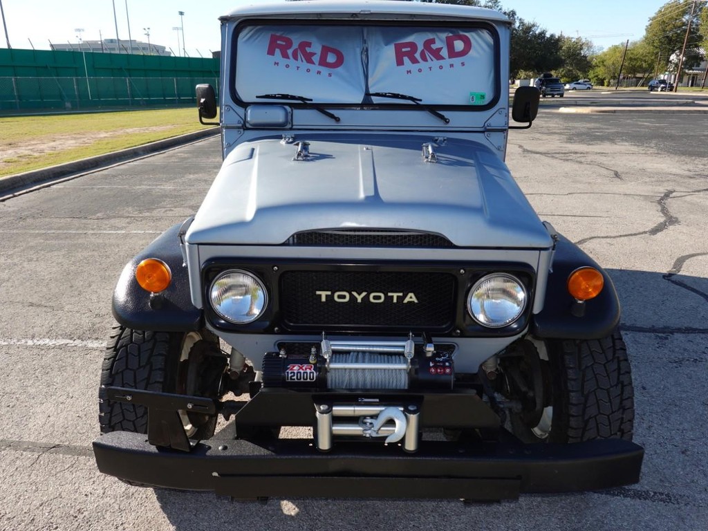 Toyota Land Cruiser Vehicle Full-screen Gallery Image 02