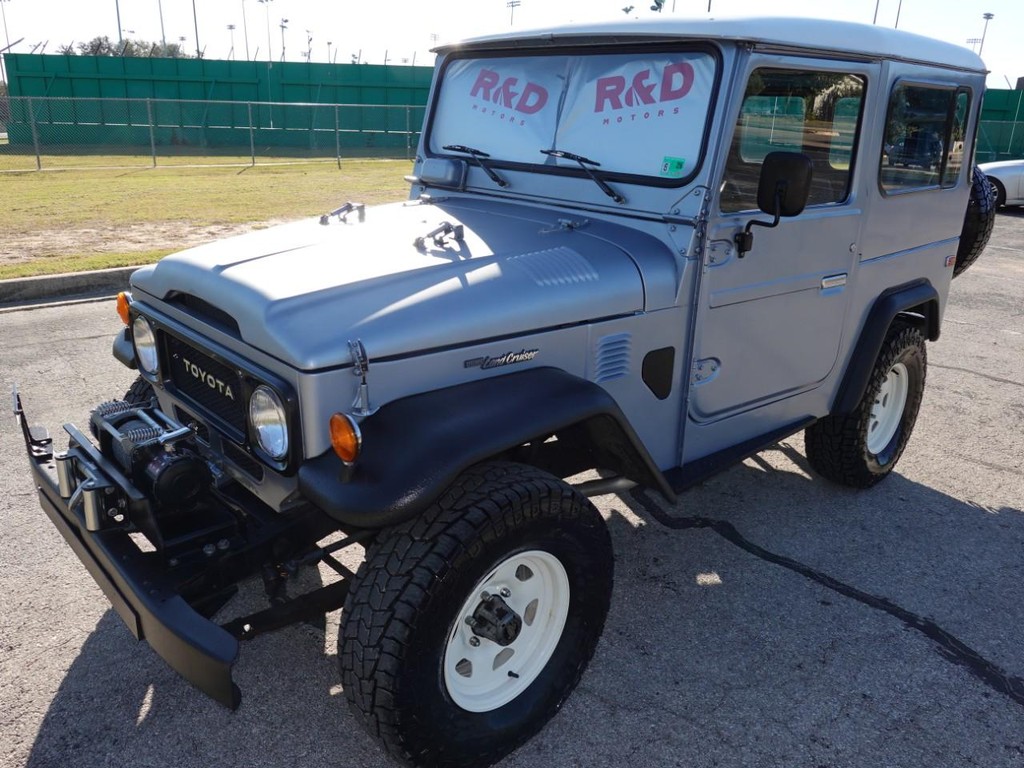 Toyota Land Cruiser Vehicle Full-screen Gallery Image 03