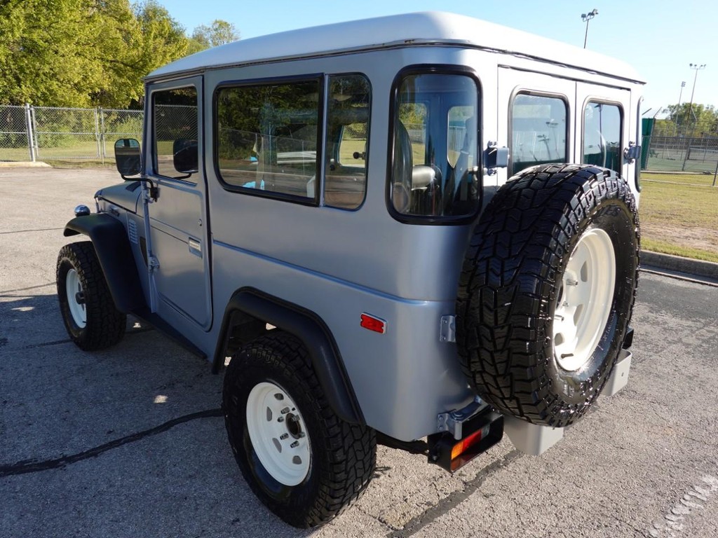 Toyota Land Cruiser Vehicle Full-screen Gallery Image 05