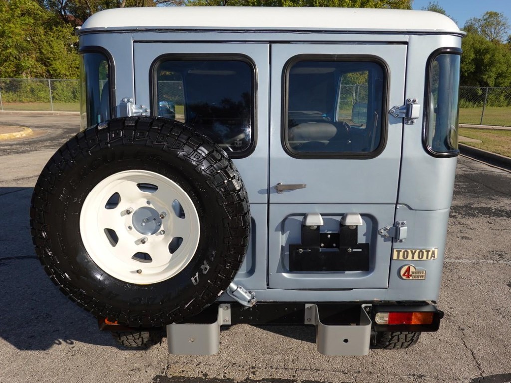 Toyota Land Cruiser Vehicle Full-screen Gallery Image 06