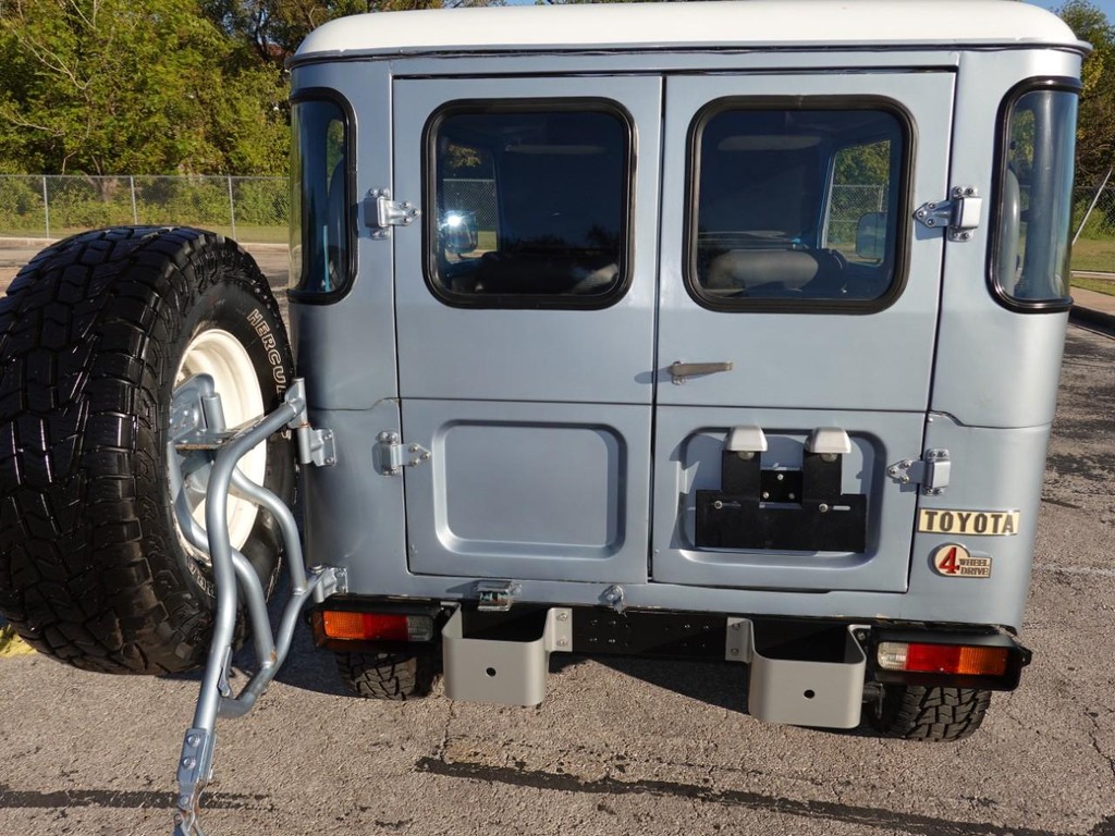 Toyota Land Cruiser Vehicle Full-screen Gallery Image 07