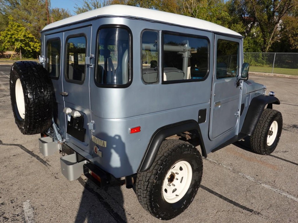 Toyota Land Cruiser Vehicle Full-screen Gallery Image 08