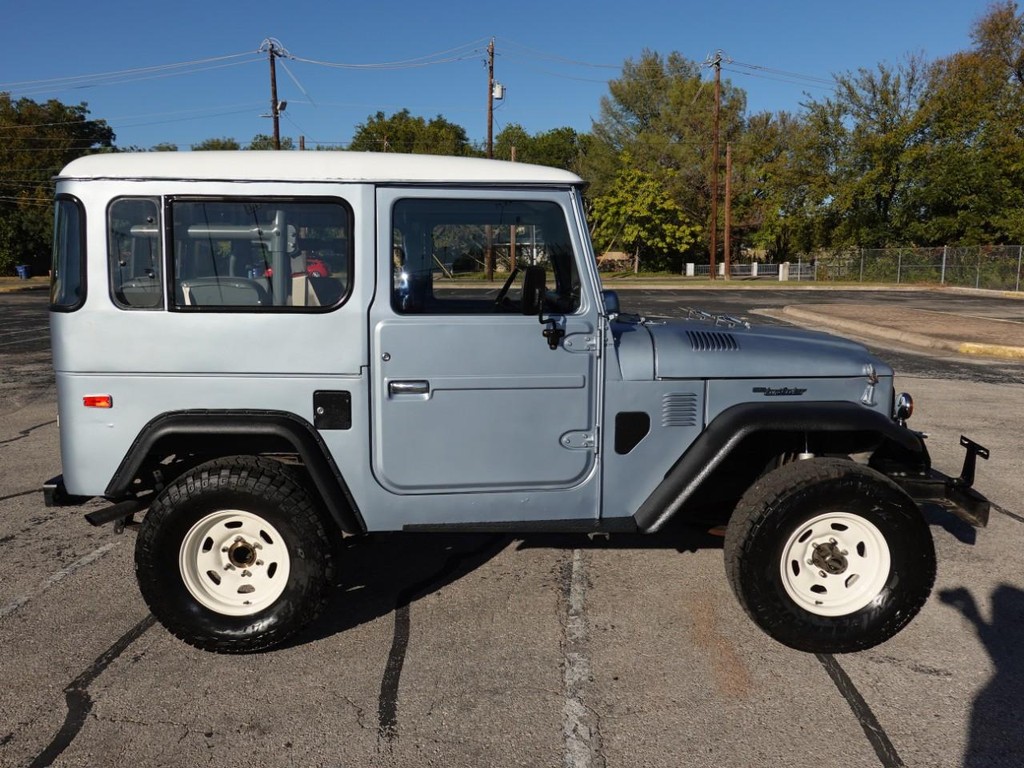 Toyota Land Cruiser Vehicle Full-screen Gallery Image 09