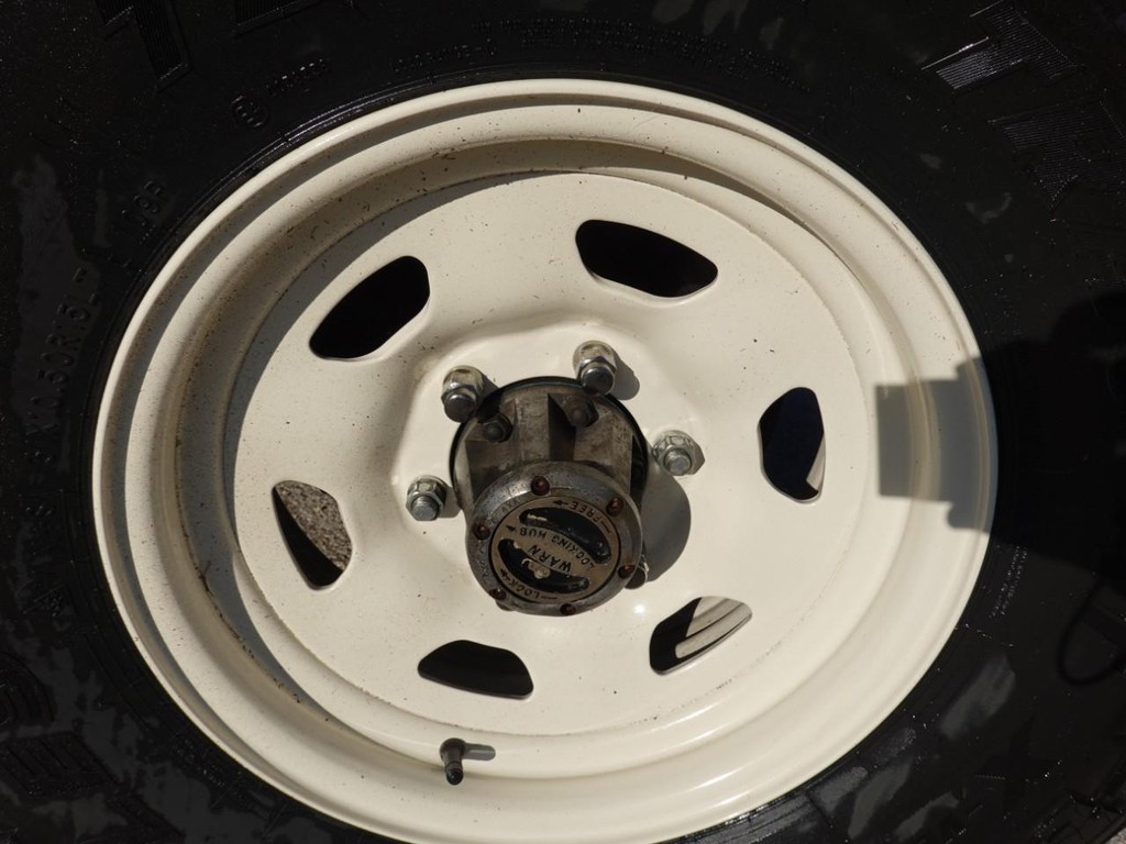 Toyota Land Cruiser Vehicle Full-screen Gallery Image 10