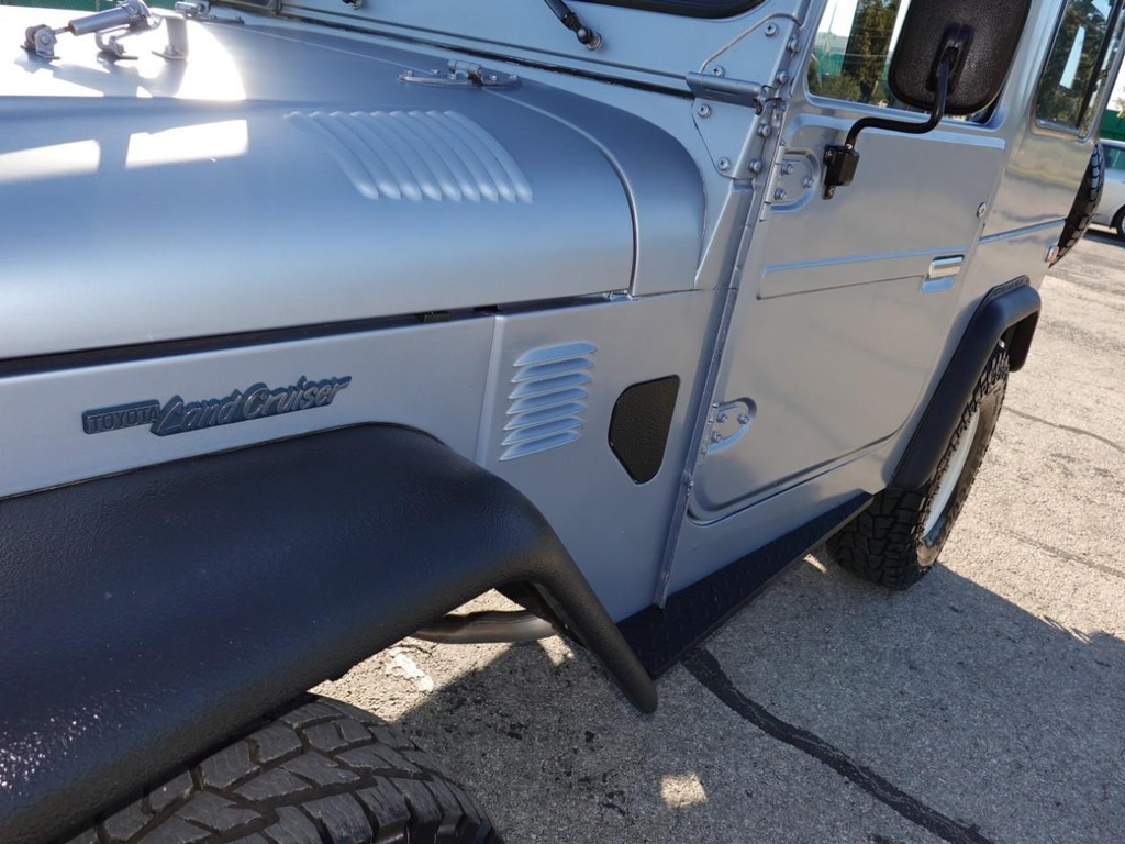 Toyota Land Cruiser Vehicle Full-screen Gallery Image 11