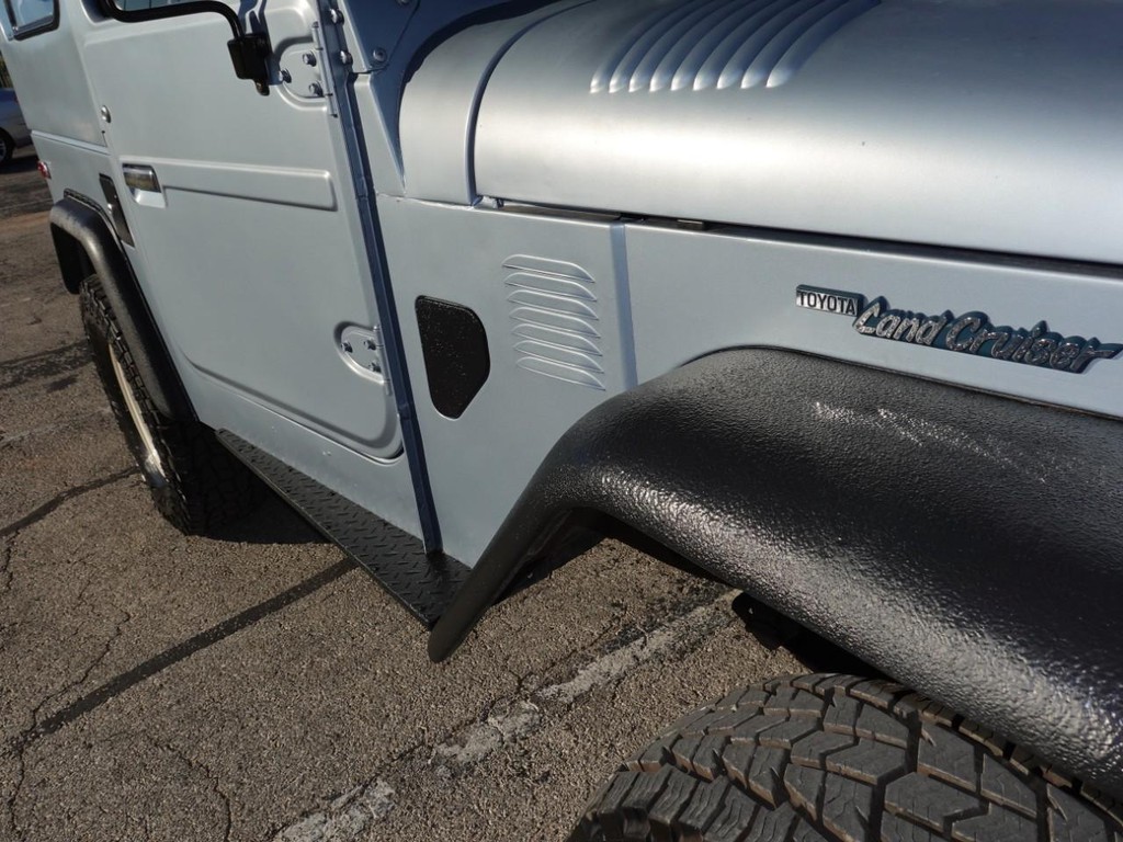 Toyota Land Cruiser Vehicle Full-screen Gallery Image 12