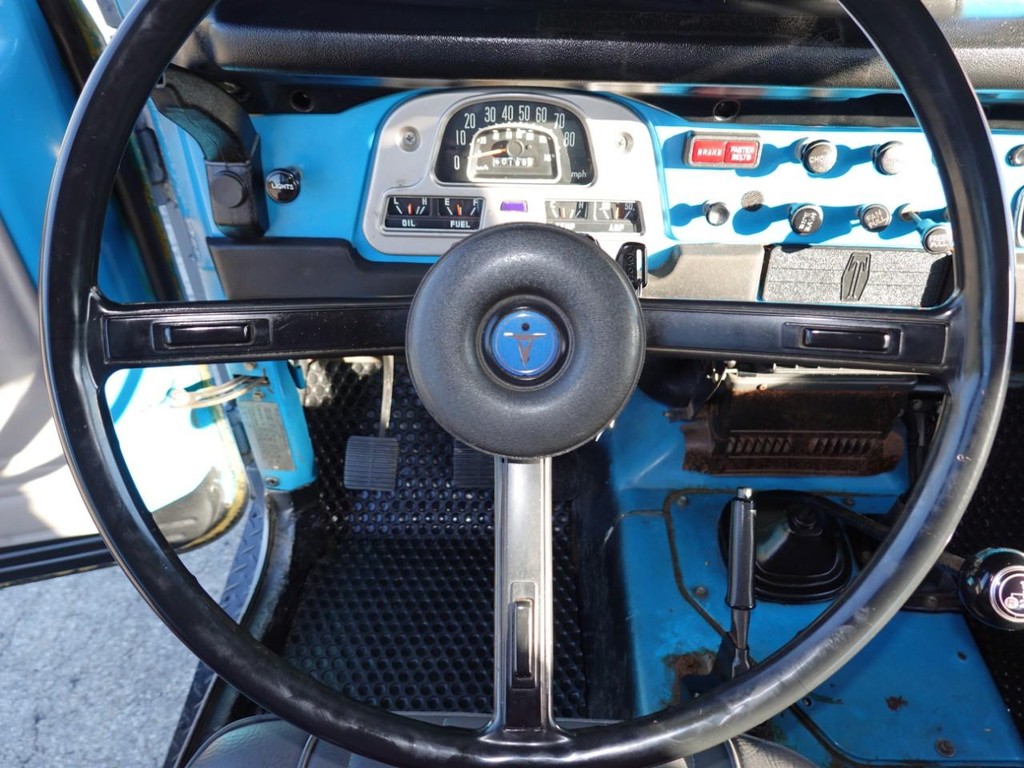 Toyota Land Cruiser Vehicle Full-screen Gallery Image 14