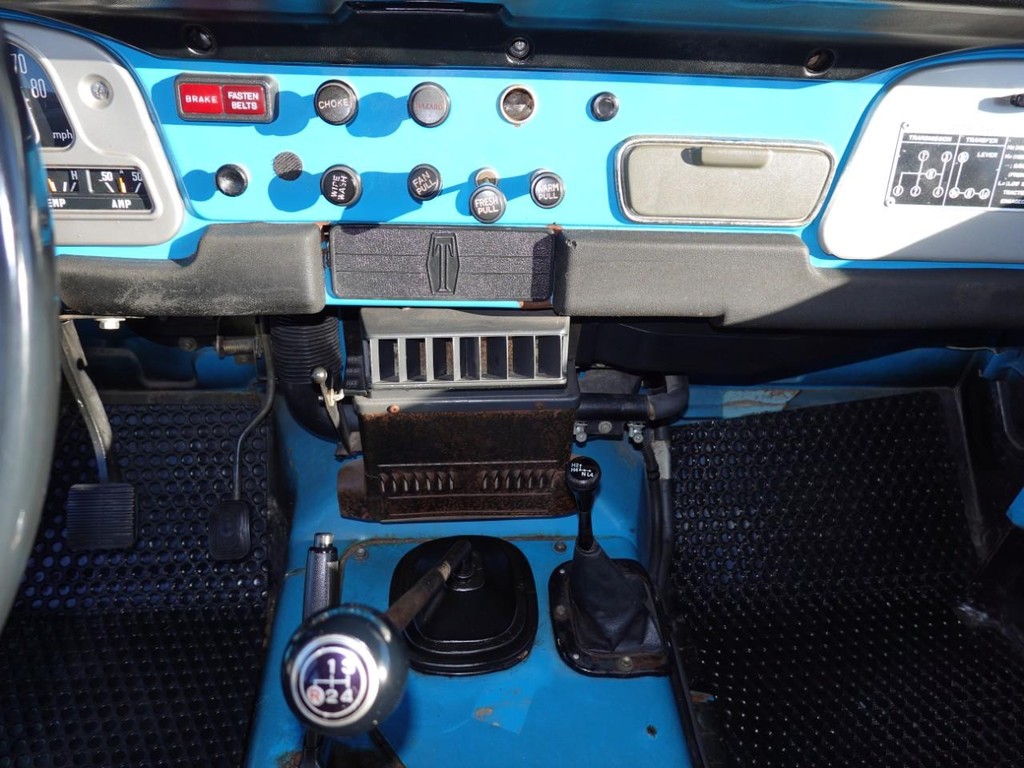 Toyota Land Cruiser Vehicle Full-screen Gallery Image 15