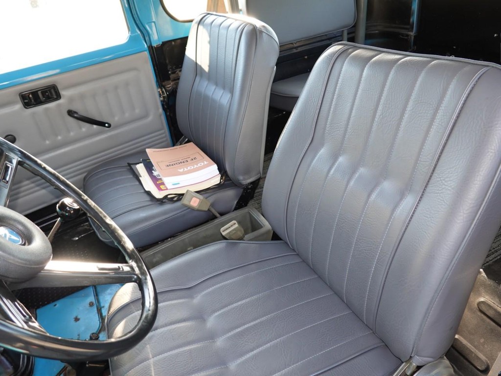 Toyota Land Cruiser Vehicle Full-screen Gallery Image 16