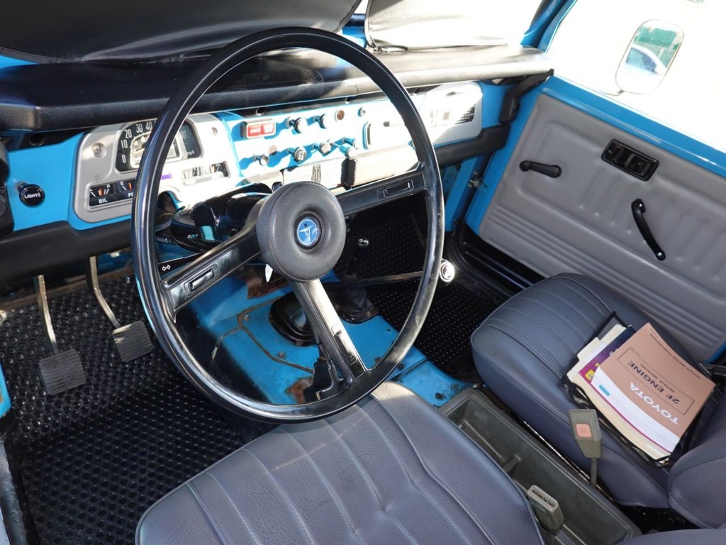 Toyota Land Cruiser Vehicle Full-screen Gallery Image 17