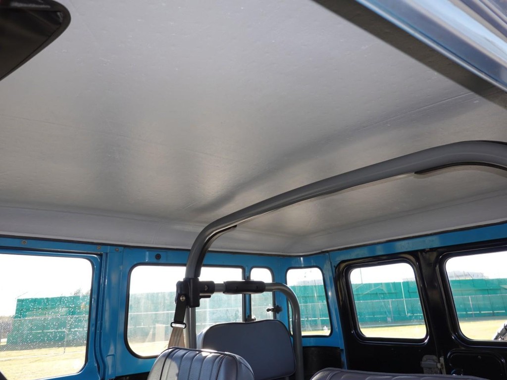 Toyota Land Cruiser Vehicle Full-screen Gallery Image 18