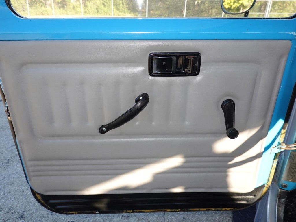 Toyota Land Cruiser Vehicle Full-screen Gallery Image 19