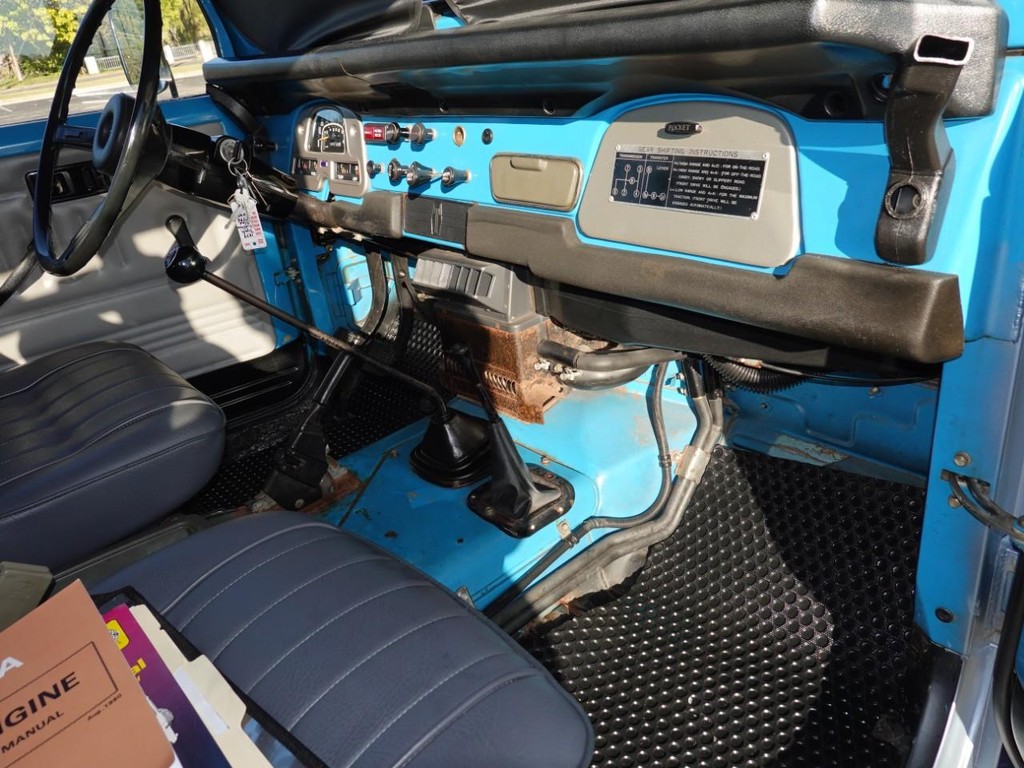 Toyota Land Cruiser Vehicle Full-screen Gallery Image 20