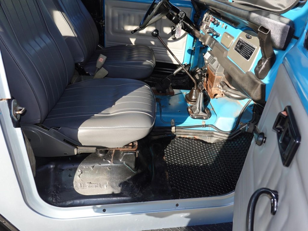 Toyota Land Cruiser Vehicle Full-screen Gallery Image 21