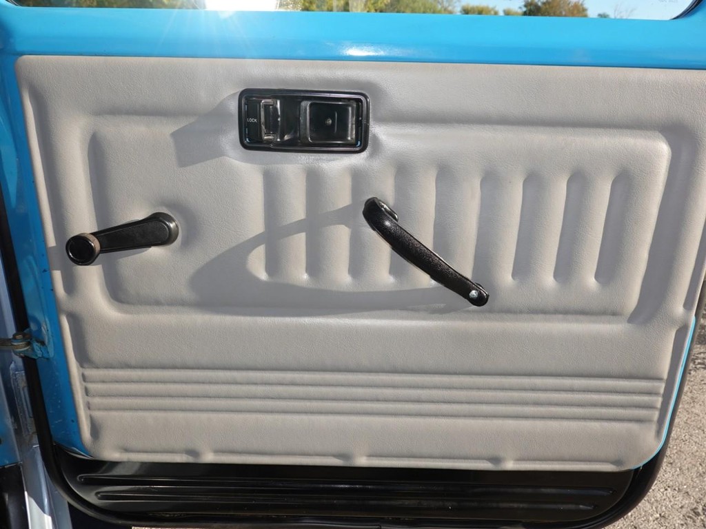 Toyota Land Cruiser Vehicle Full-screen Gallery Image 23