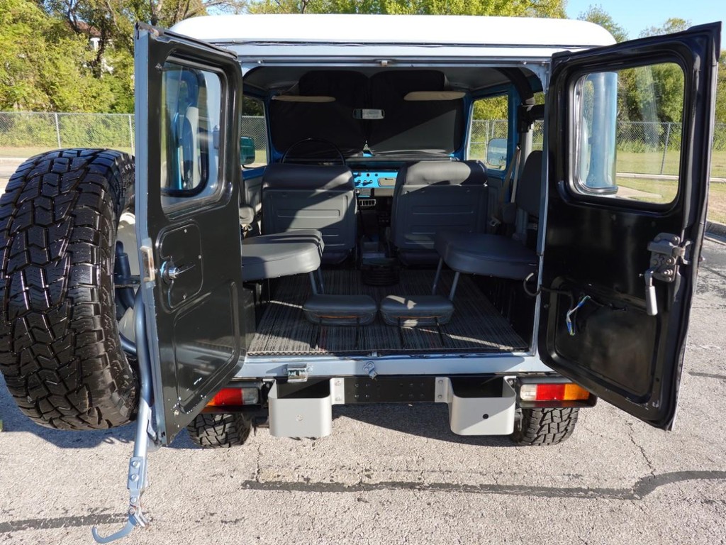 Toyota Land Cruiser Vehicle Full-screen Gallery Image 24