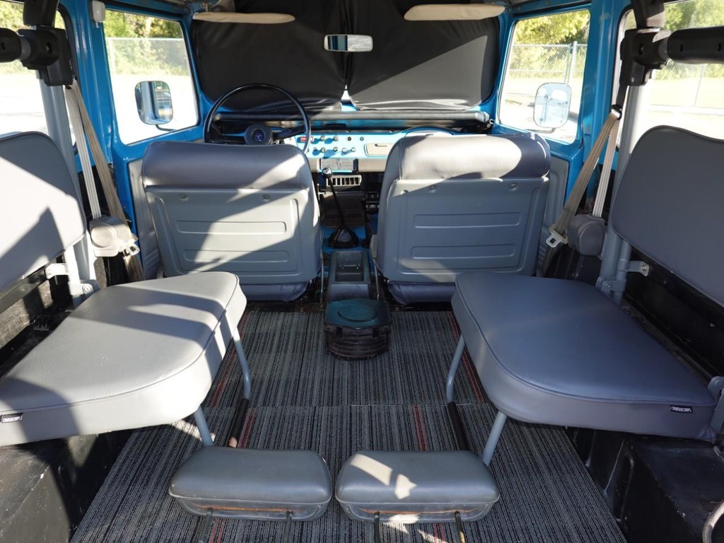 Toyota Land Cruiser Vehicle Full-screen Gallery Image 25