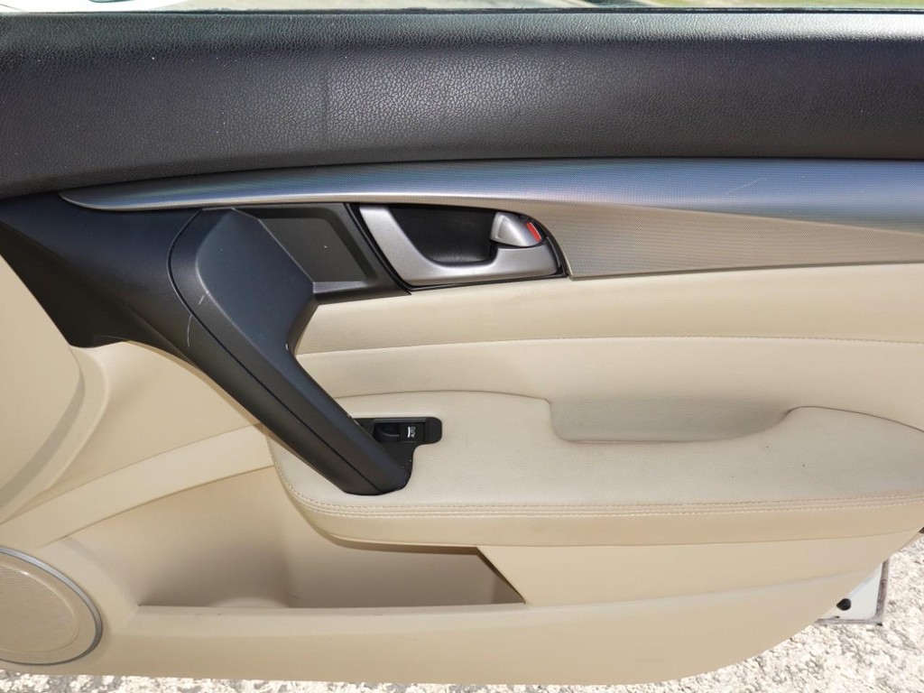 Acura TL Vehicle Full-screen Gallery Image 23