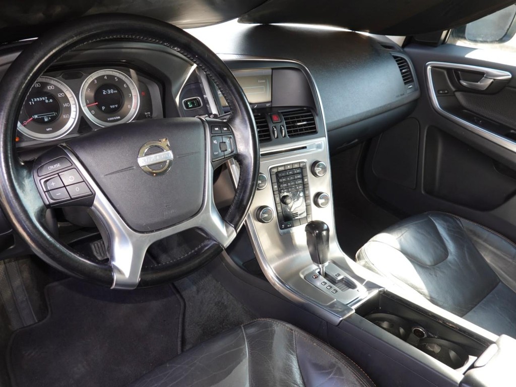 Volvo XC60 Vehicle Full-screen Gallery Image 16