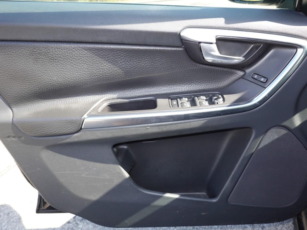 Volvo XC60 Vehicle Full-screen Gallery Image 17