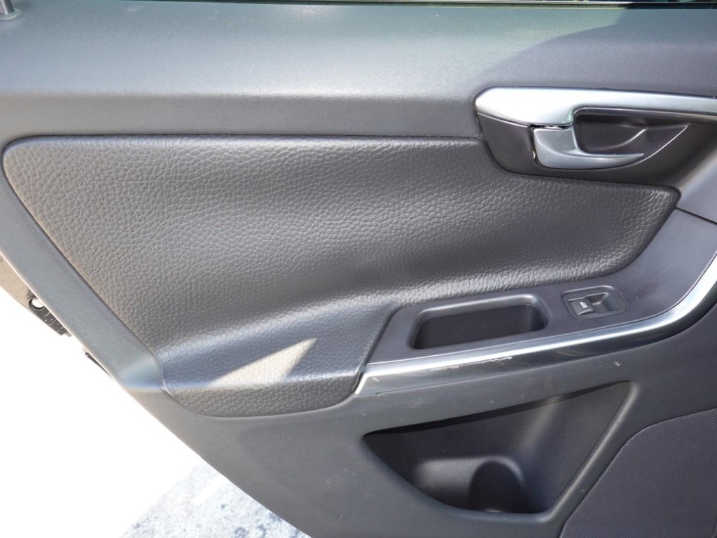 Volvo XC60 Vehicle Full-screen Gallery Image 19