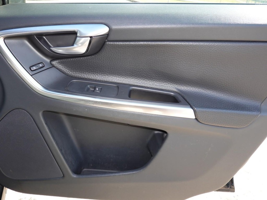 Volvo XC60 Vehicle Full-screen Gallery Image 22