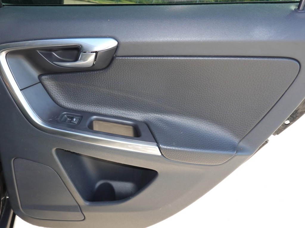 Volvo XC60 Vehicle Full-screen Gallery Image 24