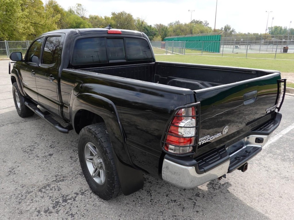 Toyota Tacoma Vehicle Full-screen Gallery Image 05