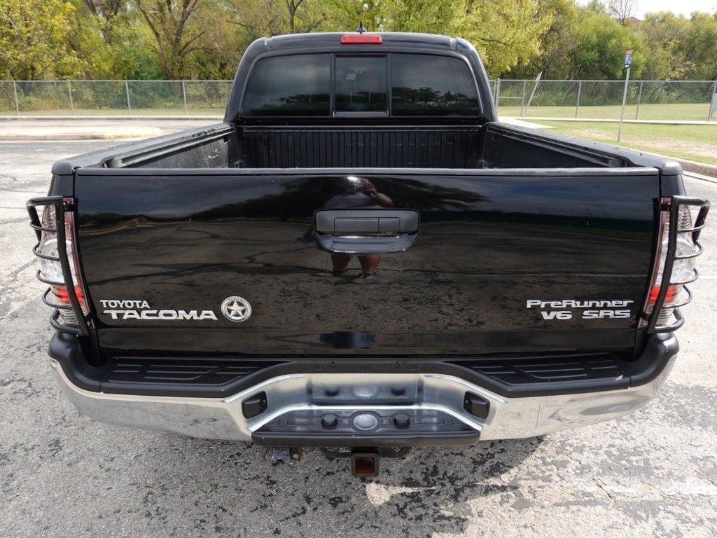 Toyota Tacoma Vehicle Full-screen Gallery Image 06