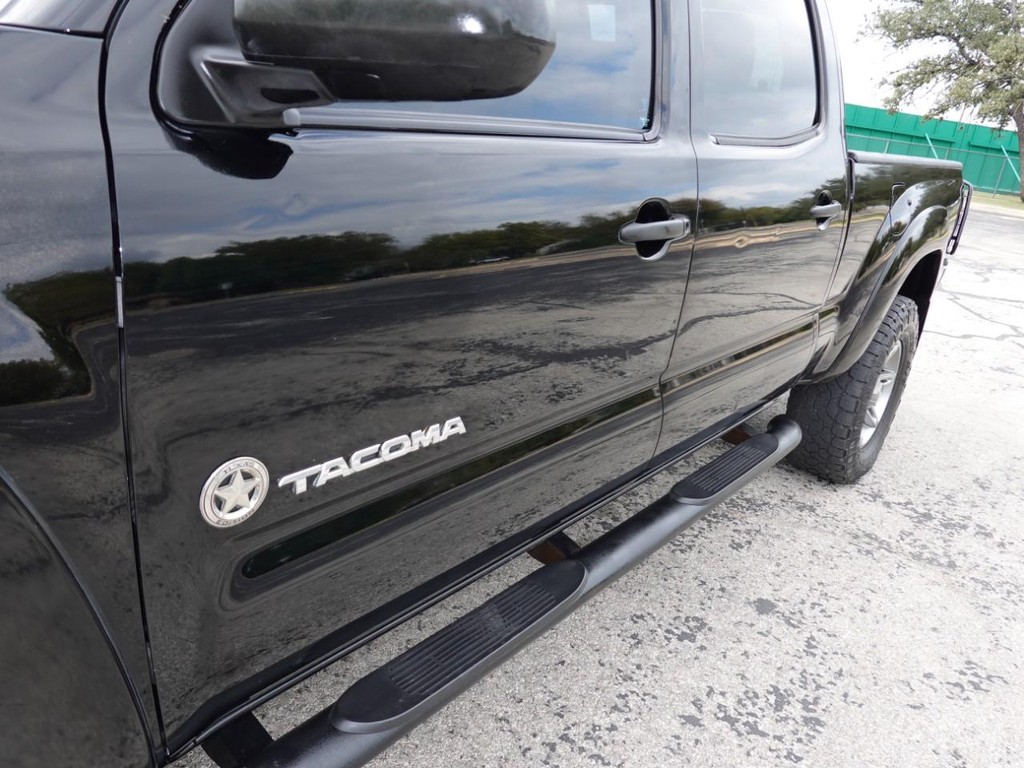 Toyota Tacoma Vehicle Full-screen Gallery Image 10