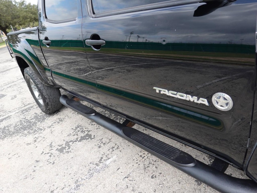 Toyota Tacoma Vehicle Full-screen Gallery Image 11