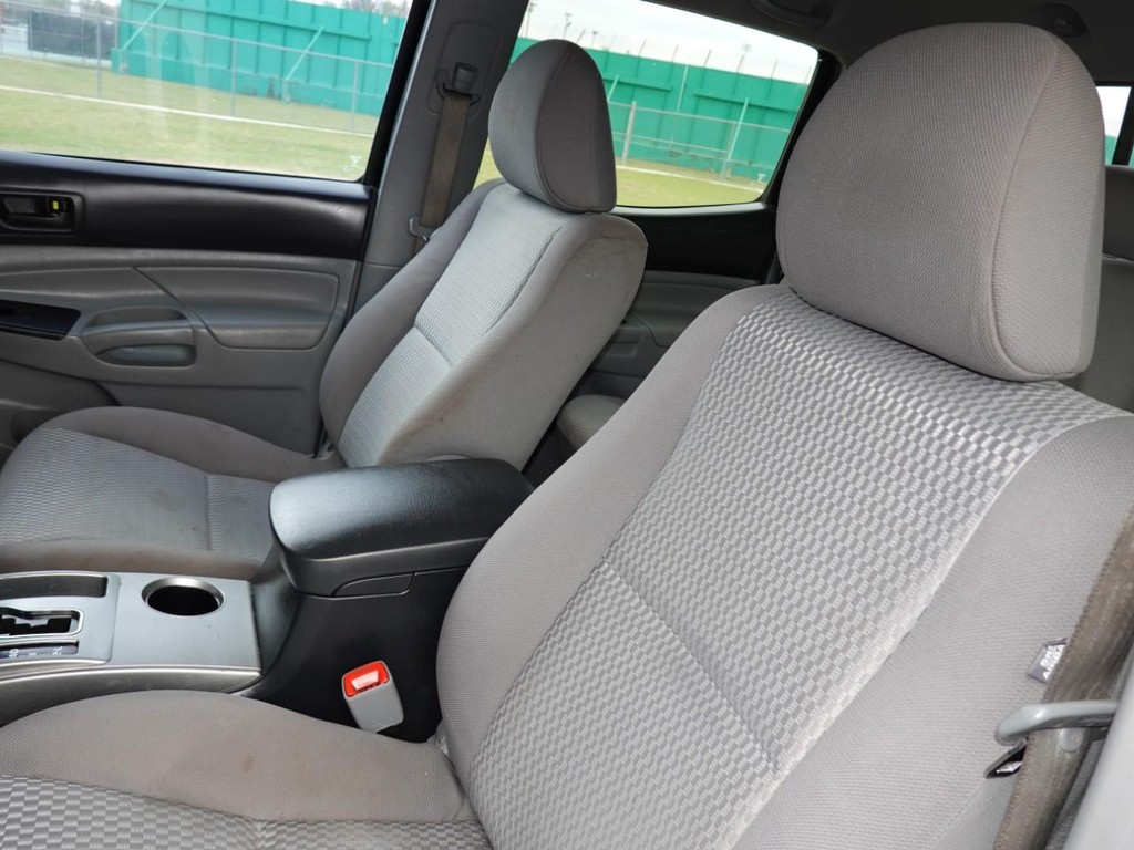 Toyota Tacoma Vehicle Full-screen Gallery Image 16