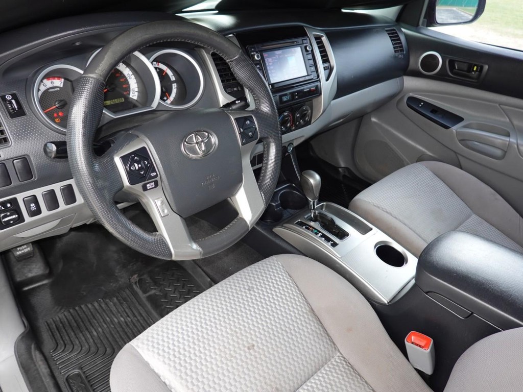 Toyota Tacoma Vehicle Full-screen Gallery Image 17