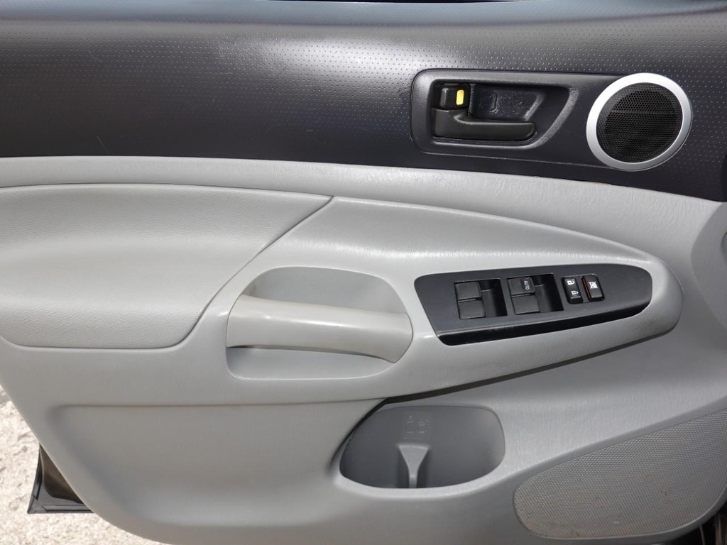 Toyota Tacoma Vehicle Full-screen Gallery Image 18