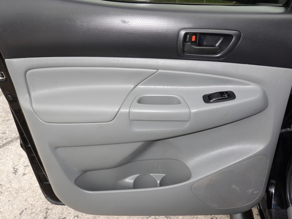 Toyota Tacoma Vehicle Full-screen Gallery Image 19