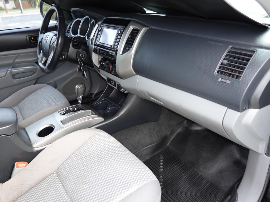 Toyota Tacoma Vehicle Full-screen Gallery Image 20