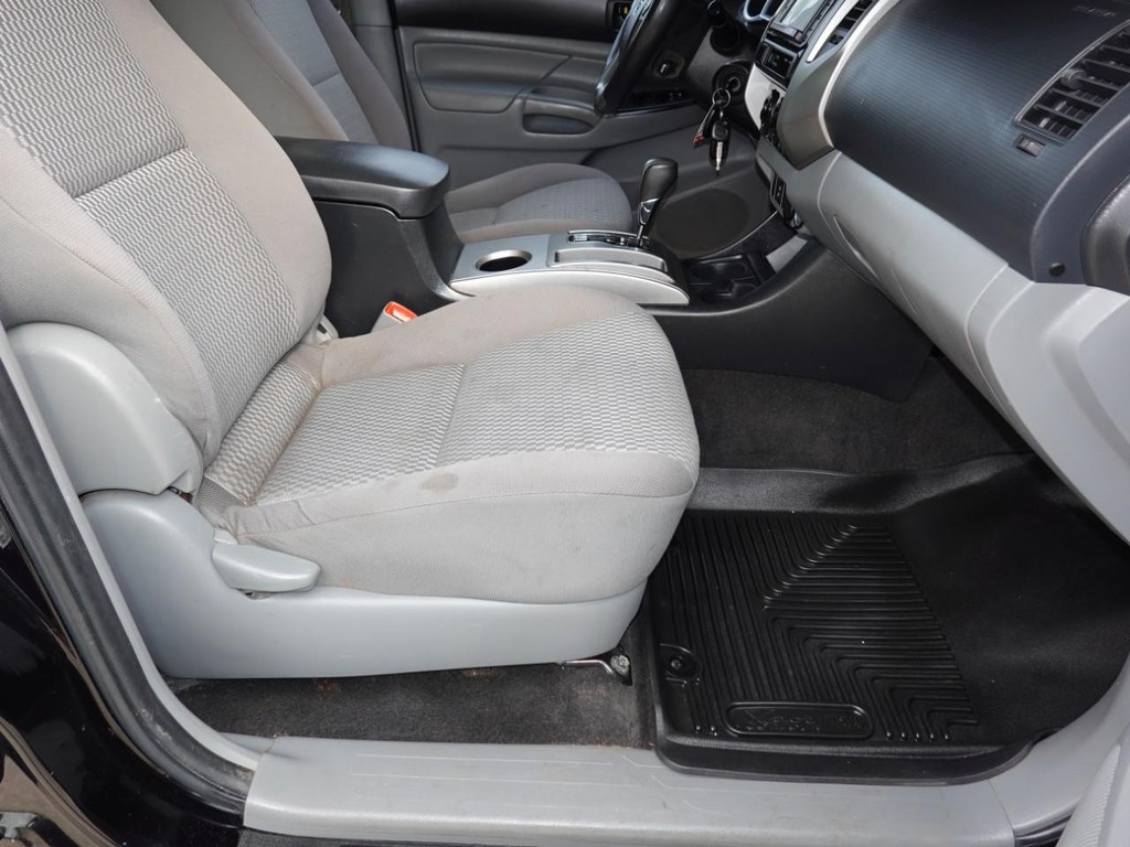 Toyota Tacoma Vehicle Full-screen Gallery Image 21