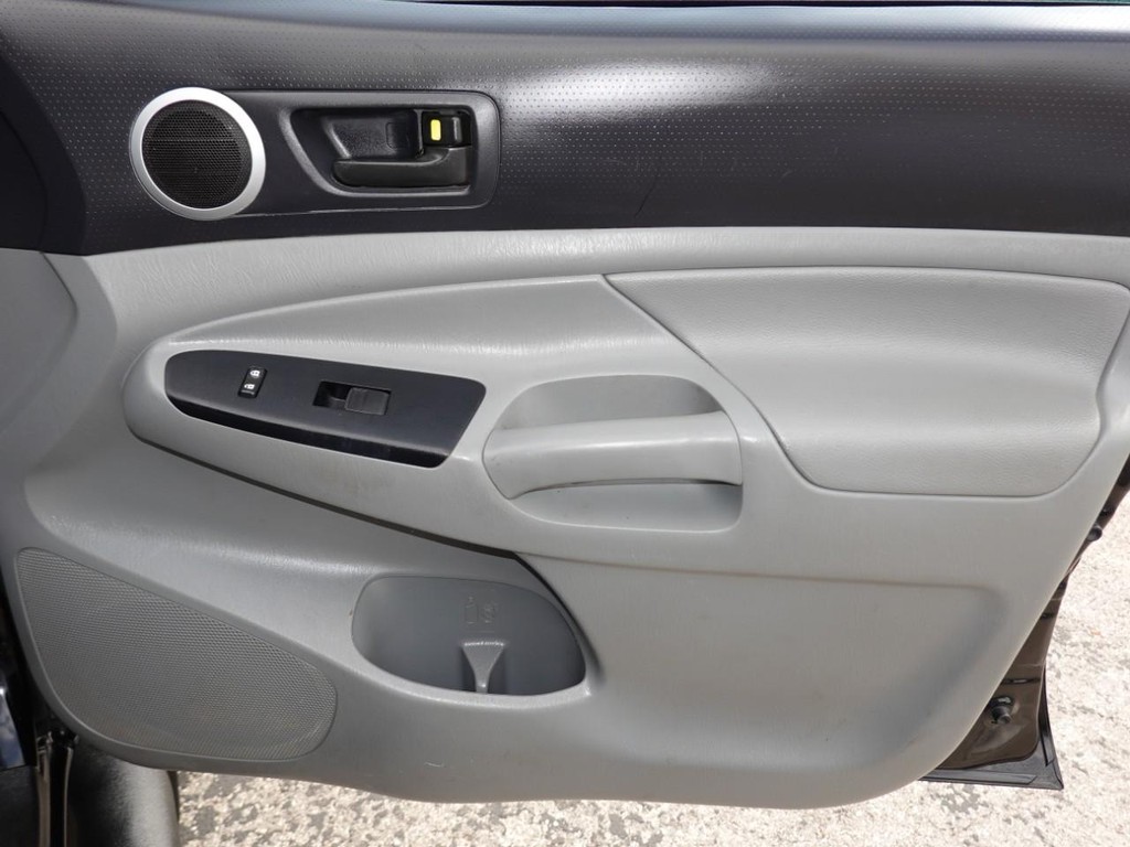 Toyota Tacoma Vehicle Full-screen Gallery Image 22