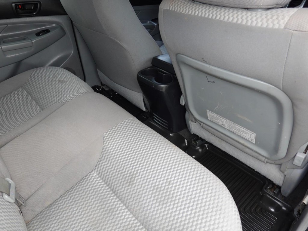 Toyota Tacoma Vehicle Full-screen Gallery Image 23